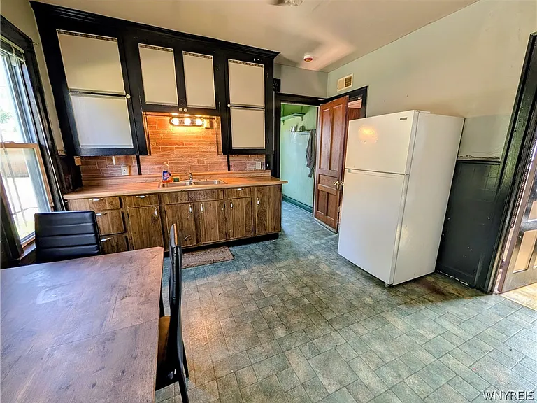 325 Box Ave — Photo 11