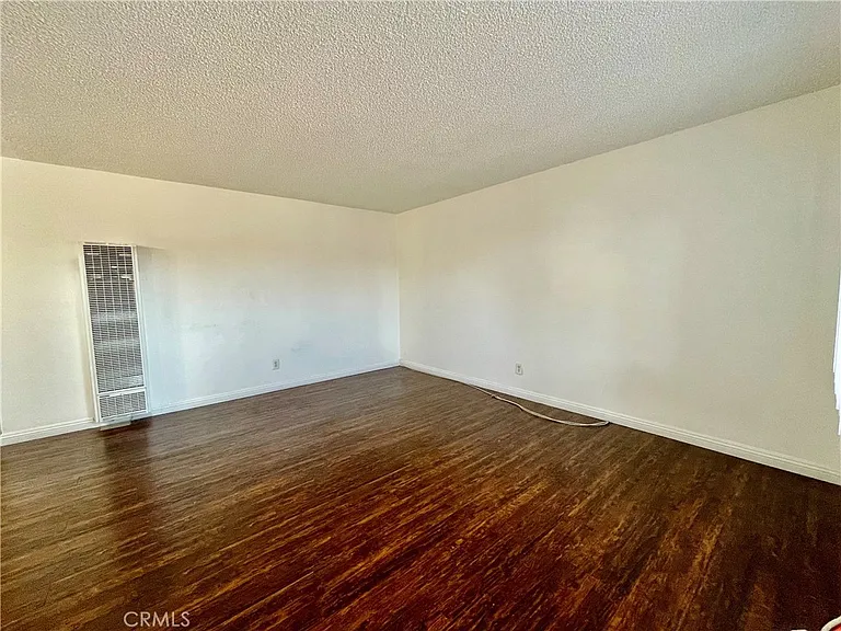 935 E Route 66 — Photo 2