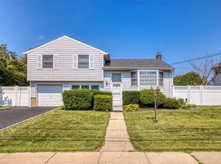 89 Dante Ave, Hicksville, NY 11801