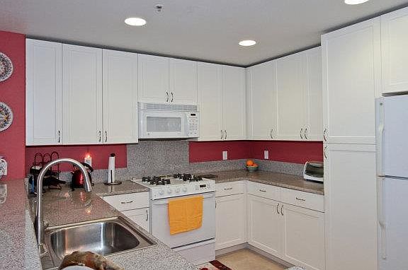 KITCHEN W/BREAKFAST BAR
