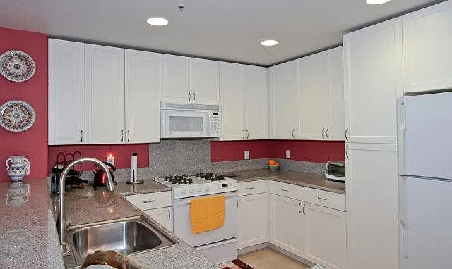 KITCHEN W/BREAKFAST BAR