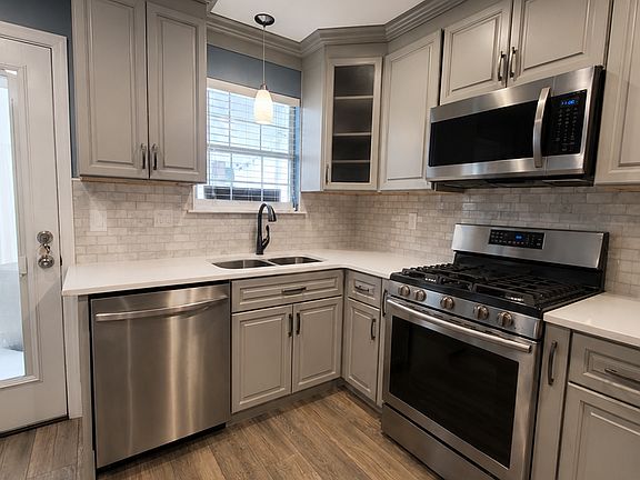 4th image of 1350 Gates Dr SE