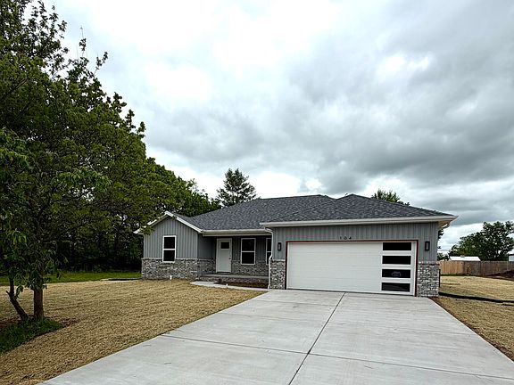2nd image of 104 N Youngblood Avenue
