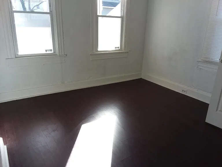 1912 Holladay St — Photo 5