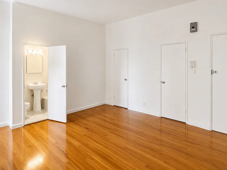 271 W 72nd St #2C — Photo 6