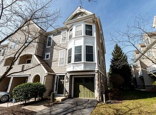 206 Cobblestone Dr, Ardmore, PA 19003