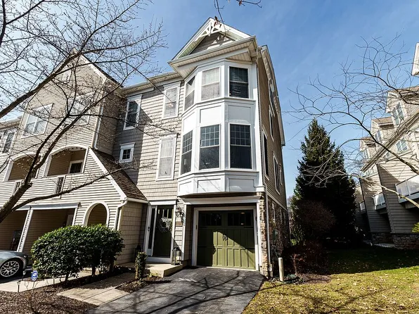 206 Cobblestone Dr, Ardmore, PA 19003