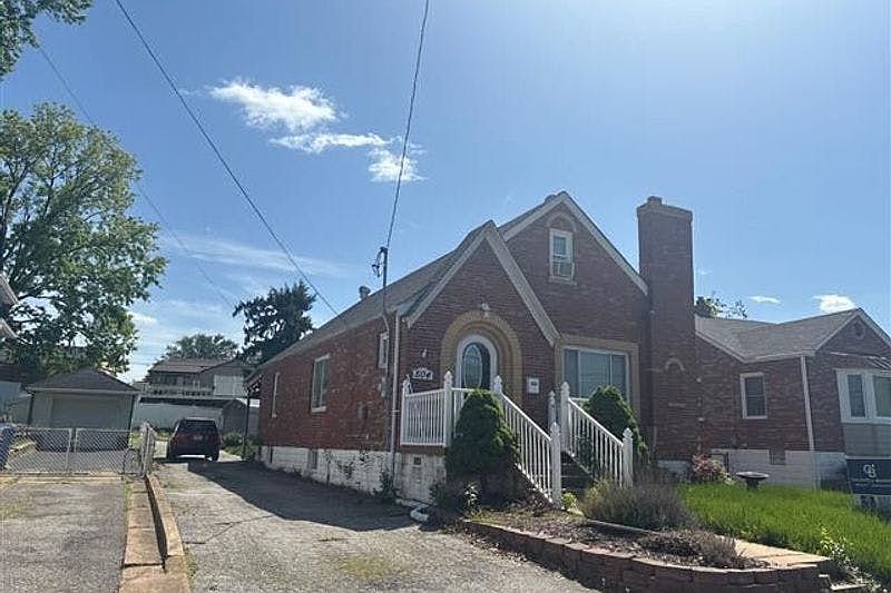 2nd image of 504 W Ripa Ave