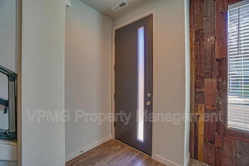 3 bed, 2.5 bath, 1806 sqft, $2,195 — Photo 3