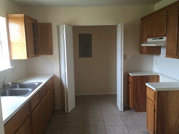 2nd image of 810 W Eagle Ave