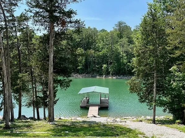 546 Shawnee Dr, Jacksboro, TN 37757