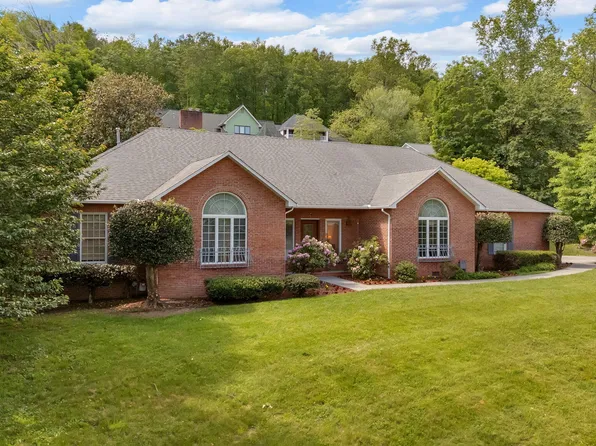 4 Roundtree Ct, Johnson City, TN 37604