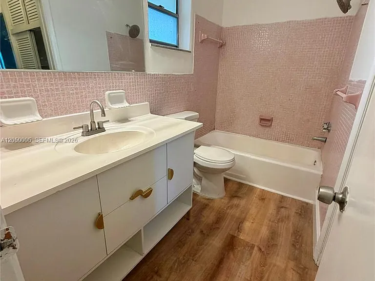 20200 NE 27th Ct #6 — Photo 3