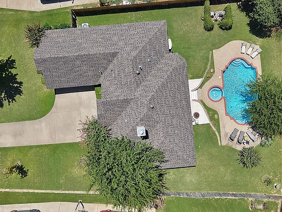 5th image of 111 Honeysuckle Dr