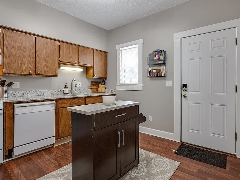 1015 Oregon Ave — Photo 5