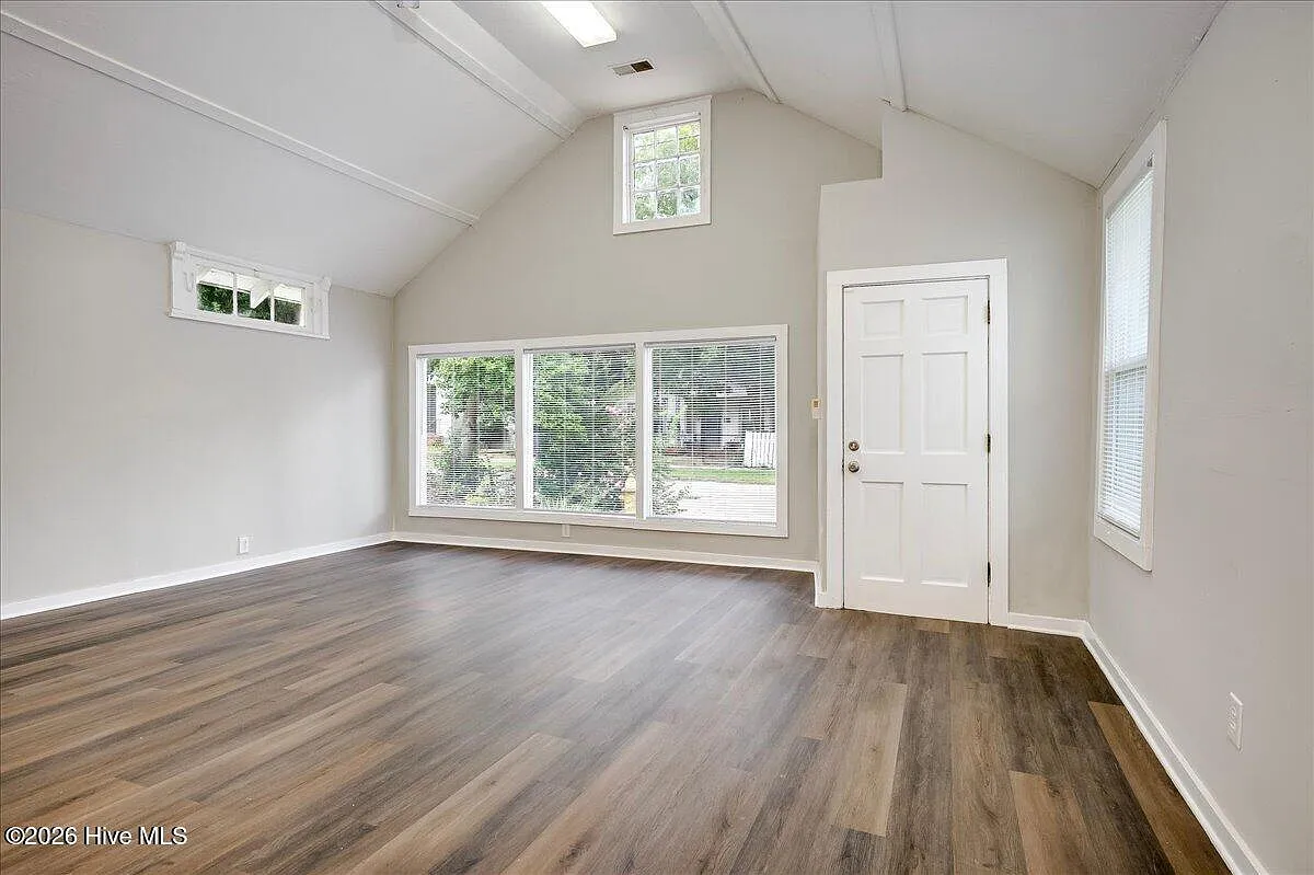 2 bed, 1.0 bath, 2672 sqft, $1,050 — Photo 4