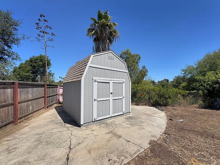 552 Luna Dr — Photo 17
