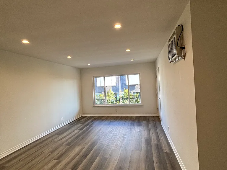 1000 N Orange Grove Ave #10 — Photo 1