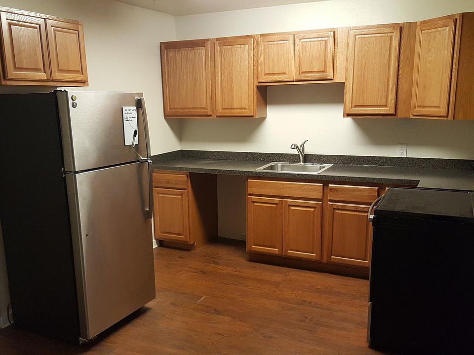 New kitchen cabinets. Dishwasher installed.