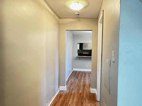 3rd image of 1007 W 6th St APT B
