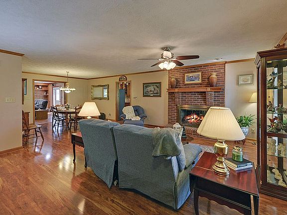 5th image of 210 Three Oaks Dr