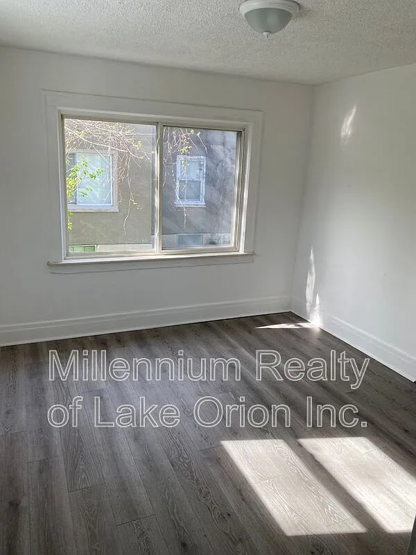 3 bed, 1.5 bath, 1071 sqft, $1,295 — Photo 3