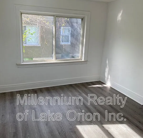638 Joslyn Ave — Photo 3