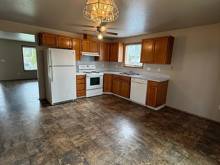 2179 Dahlia St — Photo 7