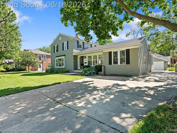 615 Lakepointe St, Grosse Pointe Park, MI 48230