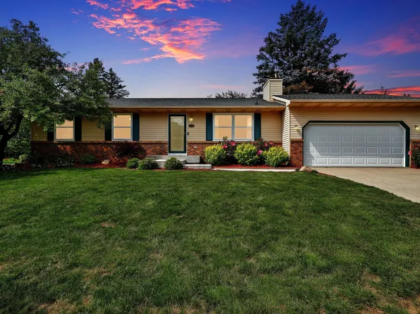 5705 Wood Valley Dr, Haslett, MI 48840