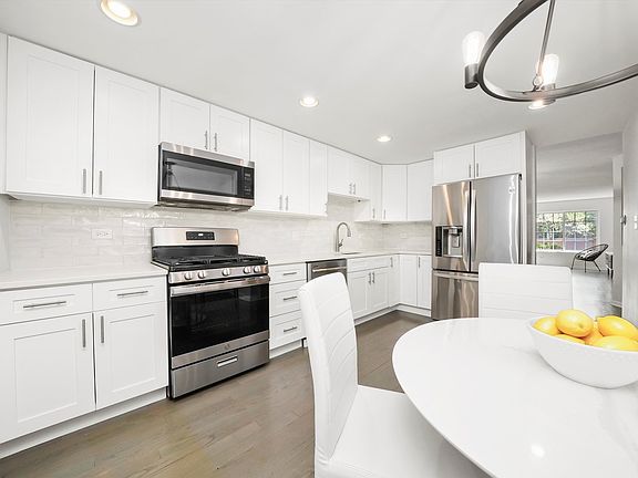 4th image of 2569 Essex Dr