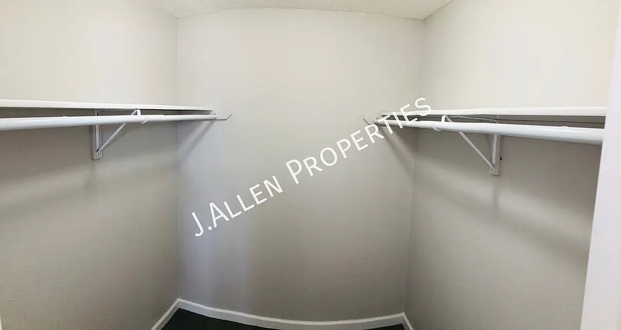Very Nice Updated, Sunny 2 bed — Photo 3
