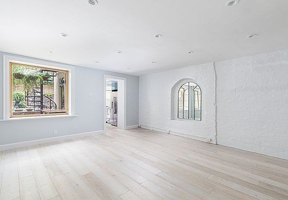 3rd image of 10 W 95th St APT 1