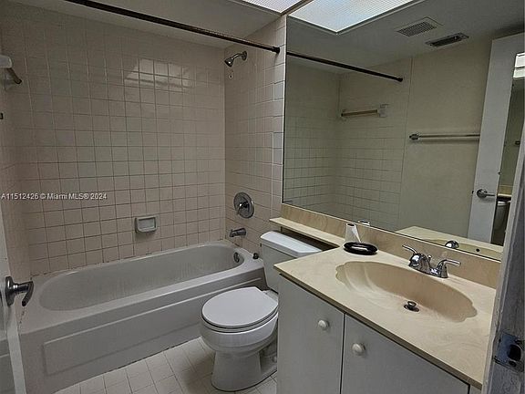 4th image of 2504 SE 19th Pl #202-A