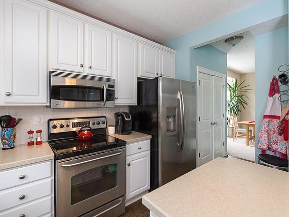 4th image of 323 Stonhope Dr