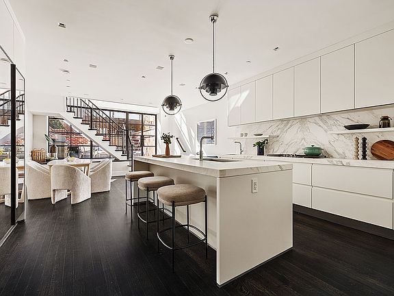 4th image of 246 W 12th St
