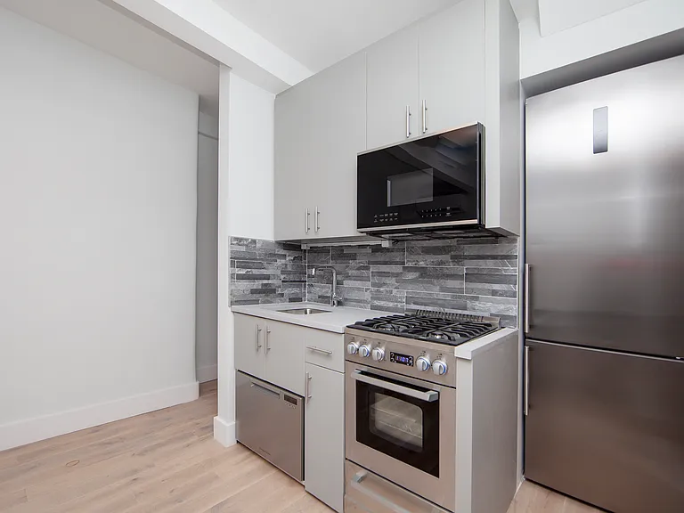 130 E 37th St #6S — Photo 4