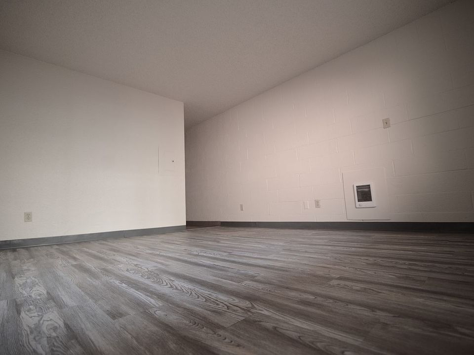 1st image of 1642 Melrose Ave #210