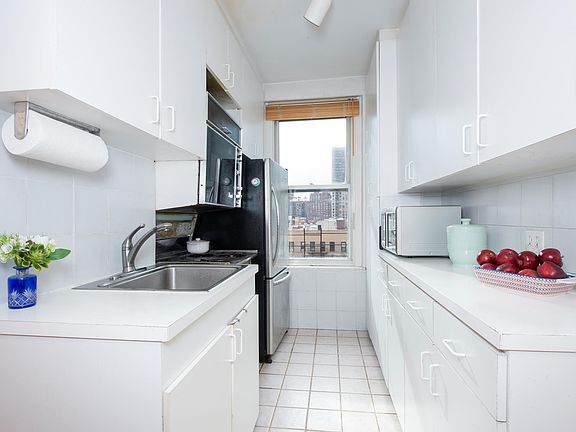 3rd image of 525 E 11th St APT 3D
