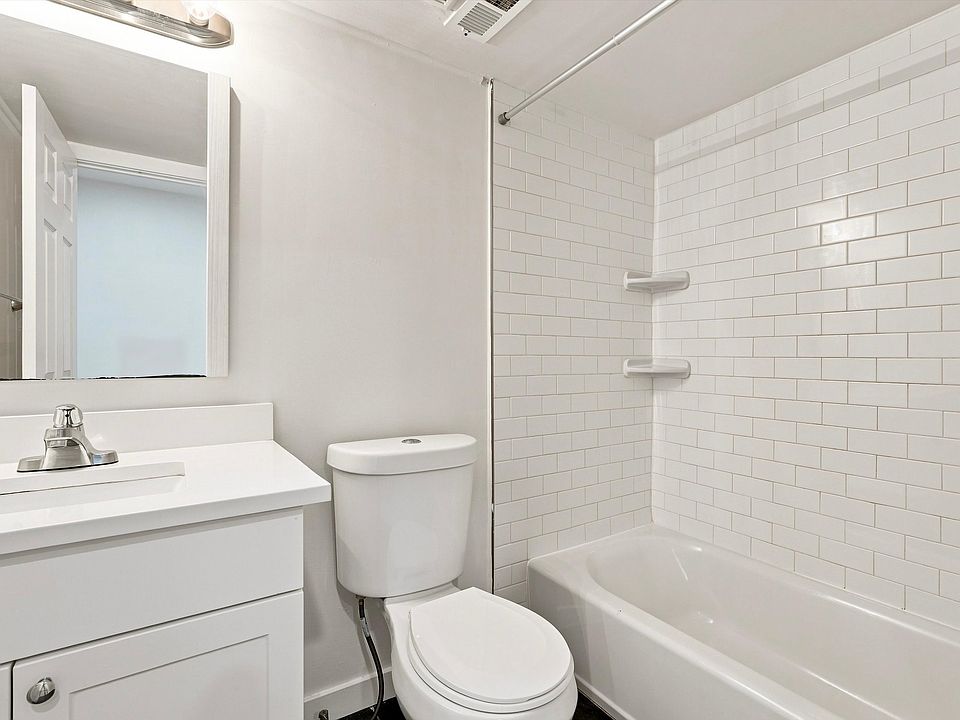 1st image of 1525 Green St APT 2F