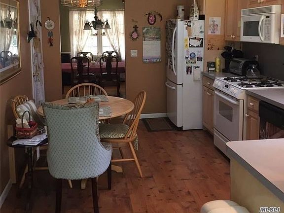 3rd image of 19 Churchill Ln
