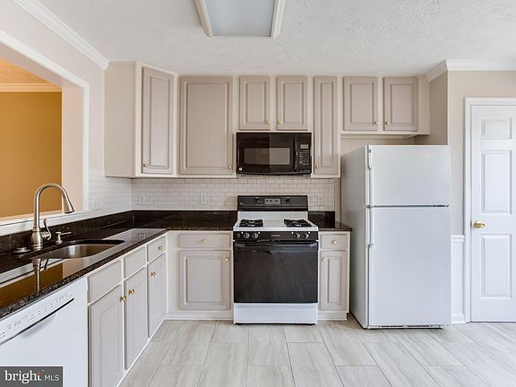 5th image of 202 Park Cove Dr