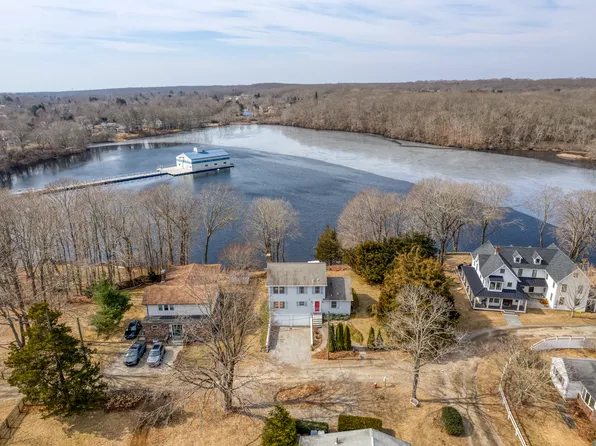 8 Lakeview Circle, East Lyme, CT 06357