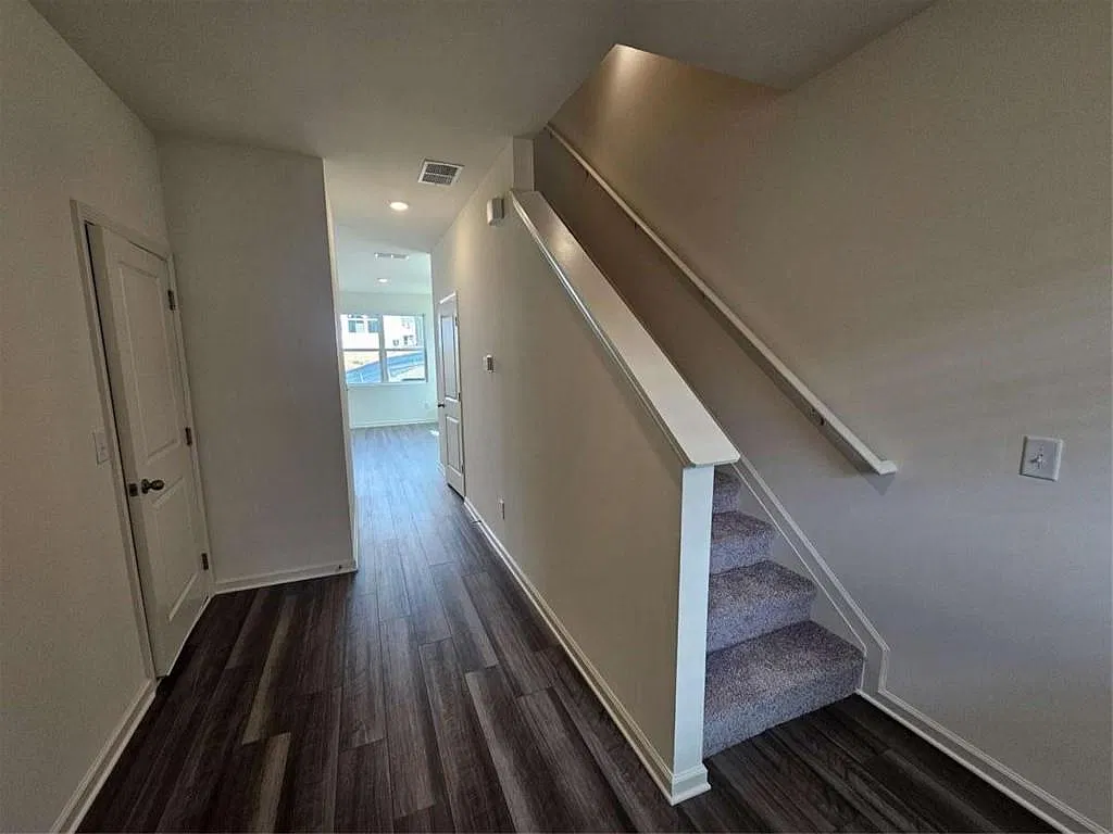 3 bed, 2.5 bath, $2,100 — Photo 2