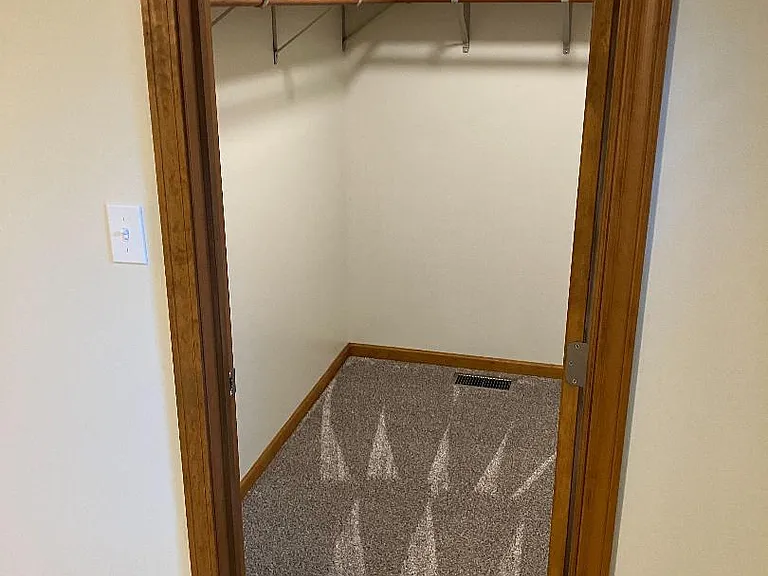 walk in closet to master bedroom
