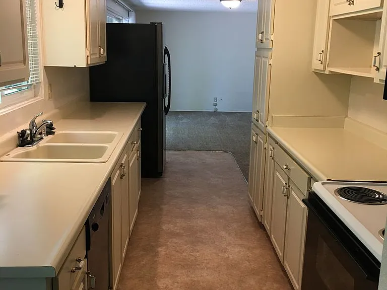371 Ivanhoe Ave — Photo 5