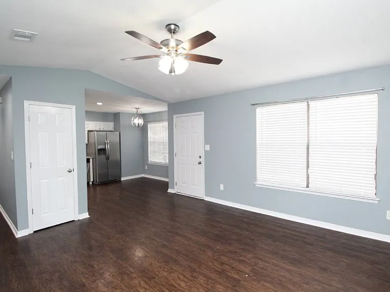 2709 Chicago Ct — Photo 6