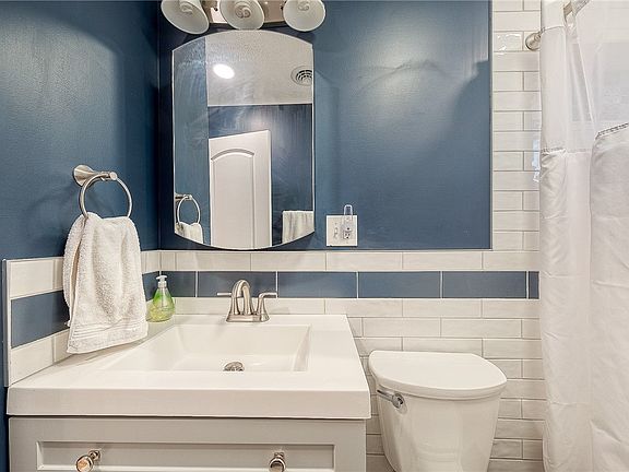 3rd image of 111 Queenswood Dr