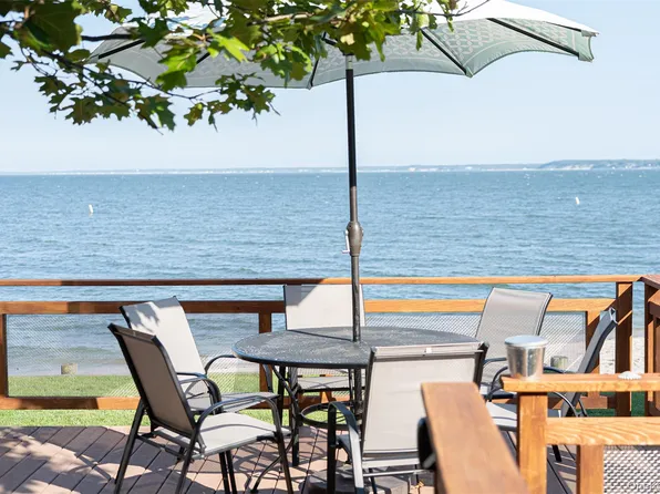 43 Pye Ln, Riverhead, NY 11901