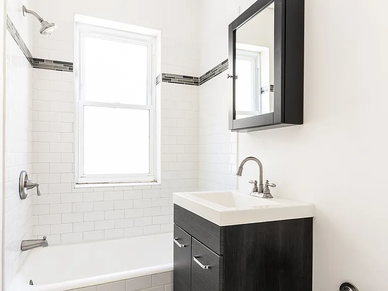 4200 N Clark St #3 — Photo 9